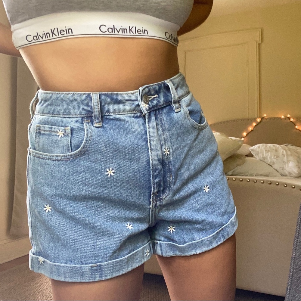 FLOWER MOM JEAN SHORTS